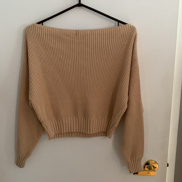⭐️HOST PICK⭐️[S] F21 off the shoulder sweater - Picture 4 of 5